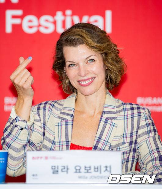 [OSEN=부산, 민경훈 기자] 배우&nbsp;밀라 요보비치가 18일 오후 부산광역시 해운대구 영화의전당 비프힐 기자회견장에서 열린 ‘제30회&nbsp;부산국제영화제’ 영화 '프로텍터' 기자 간담회에 참석했다.한편, 밀라 요보비치 주연의 영화 '프로텍터'(감독&nbsp;애드리언 그런버그)는 아동 인신매매범들에게 납치된 딸 클로이를 72시간 안에 찾아야 하는, 미국 특수부대 요원 출신인 니키 할스테드(밀라 요보비치)의 숨막히고 자비 없는 추격 액션을 그린 이야기이다.배우 밀라 요보비치가 기자간담회 중 손하트를 날리고 있다. 2025.09.18 / rumi@osen.co.kr