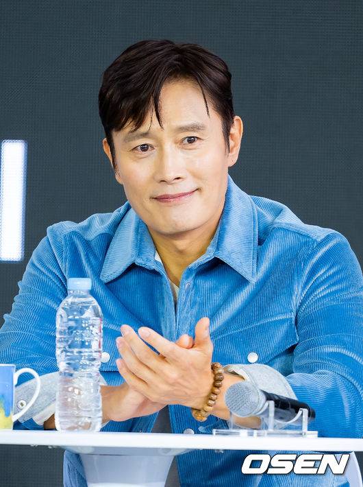 [OSEN=부산, 민경훈 기자] 제30회 부산국제영화제(BIFF) 영화 ‘어쩔수가없다’ 오픈토크 행사가 18일 부산 해운대구 영화의 전당에서 열렸다.올해 30주년을 맞이한 부산국제영화제는 오는 26일까지 총 64개국 328편의 작품을 만날수 있다.배우 이병헌이 오픈토크에서 환하게 웃고 있다.  2025.09.18 / rumi@osen.co.kr