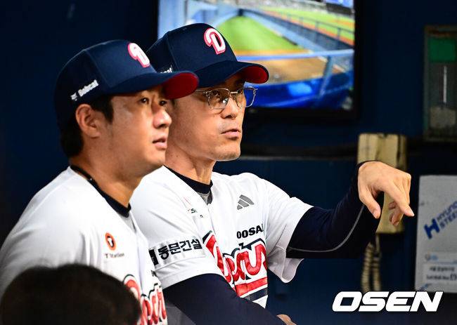 [OSEN=잠실, 지형준 기자] 17일 오후 서울 잠실구장에서 ‘2025 신한 SOL Bank KBO리그’ 두산 베어스와 키움 히어로즈의 경기가 열렸다.두산은 콜어빈, 키움은 매르세데스가 선발로 나섰다.9회초 두산 조성환 감독대행이 김지용 코치와 이야기를 나누며 경기를 지켜보고 있다. 2025.09.17 /jpnews@osen.co.kr
