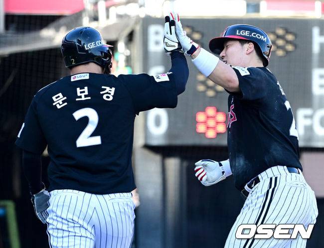 [OSEN=수원, 최규한 기자] 18일 수원 KT위즈파크에서 ‘2025 신한 SOL Bank KBO리그’ KT 위즈와 LG 트윈스의 더블헤더 1차전이 열렸다.홈팀 KT는 소형준, 방문팀 LG는 요니 치리노스를 선발로 내세웠다.7회초 1사 1루 상황 LG 김현수가 달아나는 우월 투런포를 날리고 홈을 밟은 뒤 문보경과 기뻐하고 있다. 2025.09.18 / dreamer@osen.co.kr