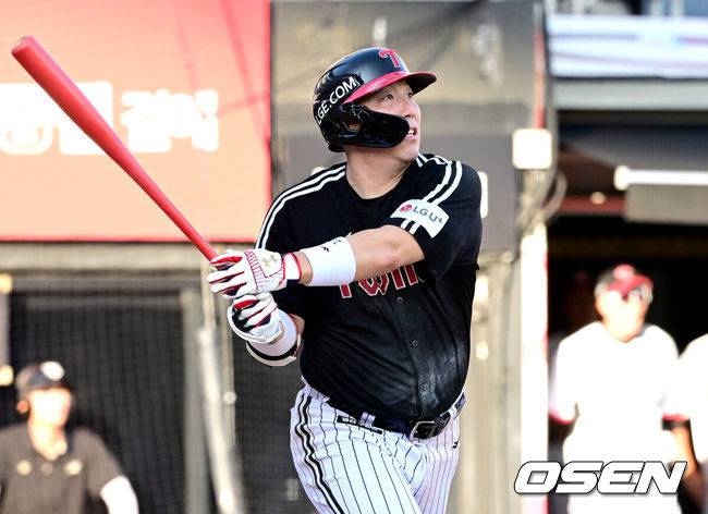 [OSEN=수원, 최규한 기자] 18일 수원 KT위즈파크에서 ‘2025 신한 SOL Bank KBO리그’ KT 위즈와 LG 트윈스의 더블헤더 1차전이 열렸다.홈팀 KT는 소형준, 방문팀 LG는 요니 치리노스를 선발로 내세웠다.7회초 1사 1루 상황 LG 김현수가 달아나는 우월 투런포를 날리고  있다. 2025.09.18 / dreamer@osen.co.kr