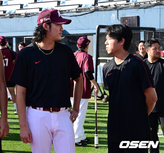 [OSEN=잠실, 지형준 기자] 18일 오후 서울 잠실구장에서 ‘2025 신한 SOL Bank KBO리그’ 두산 베어스와 키움 히어로즈의 경기가 열린다.군 복무를 마친 키움 안우진이 1군 엔트리에 등록, 선수단에 합류했다.&nbsp;안우진은 당초 17일&nbsp;사회복무요원 소집 해제 후 팀에 합류할 예정이었으나 지난달 퓨처스팀 자체 청백전에 등판한 후 추가 훈련 과정에서 어깨 부상을 입어 수술을 받았다. 구단은 안우진이 재활에 전념할 수 있도록 의료 지원에만 집중할 계획이었으나, 최근 안우진으로부터 선수단과 함께 시즌을 마무리하고 싶다는 강한 의지와 함께 확대 엔트리 등록 요청을 받았고, 논의 끝에 수용하기로 결정했다.오늘(18일)&nbsp;잠실 두산전부터 정규시즌 최종전인 30일&nbsp;고척 SSG전까지 남은 시즌 7경기 동안 덕아웃에서 선수단과 함께할 예정이다. 경기에 앞서 1군 엔트리에 등록한 키움 안우진이 선수단 미팅을 하며 하영민과 이야기를 나누고 있다. 2025.09.18 /jpnews@osen.co.kr