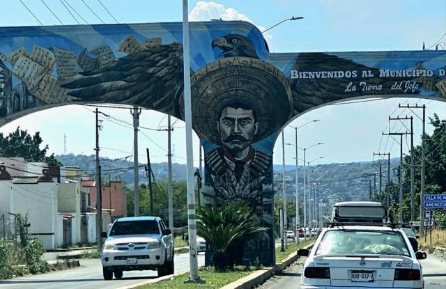 ▲ 사타파 고향 마을 입구에 세워진 아치에 그려진 사파타 그림 ⓒ손호철