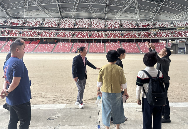 ▲ 이현재 하남시장이 관계자들과 함께 싱가포르 내셔널 스타디움 현장을 둘러보고 있다. ⓒ 하남시