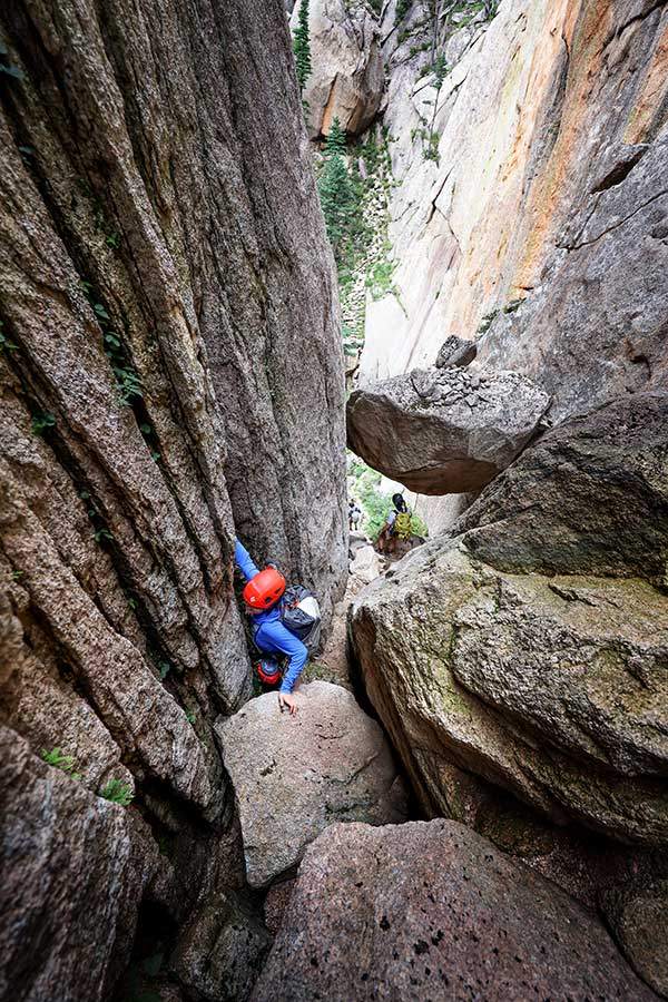 거대한 촉스톤이 연이어 끼어 있는 구간을 클라이밍다운하고 있다. 골짜기로 내려갔다가 반대편 돌계단을 따라 고개를 넘어가면 곧 전망대를 만날 수 있다.