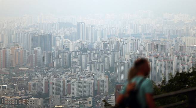 고층 아파트가 빼곡한 수도권 주거지. 국평(전용 84㎡) 기준 분양가가 15억 원을 돌파하며 고분양가 논란이 확산 중이다. 뉴스1