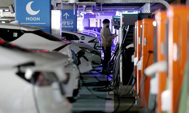 서울의 한 주차장에 설치된 전기차 충전소에서 전기차들이 충전을 하고 있다. 뉴시스