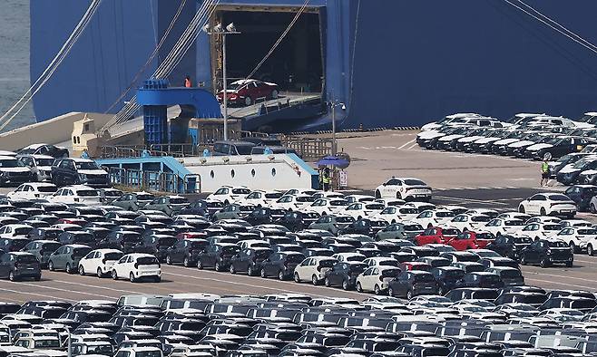 지난 16일 경기도 평택항에 수출용 자동차가 세워져 있는 모습. 연합뉴스