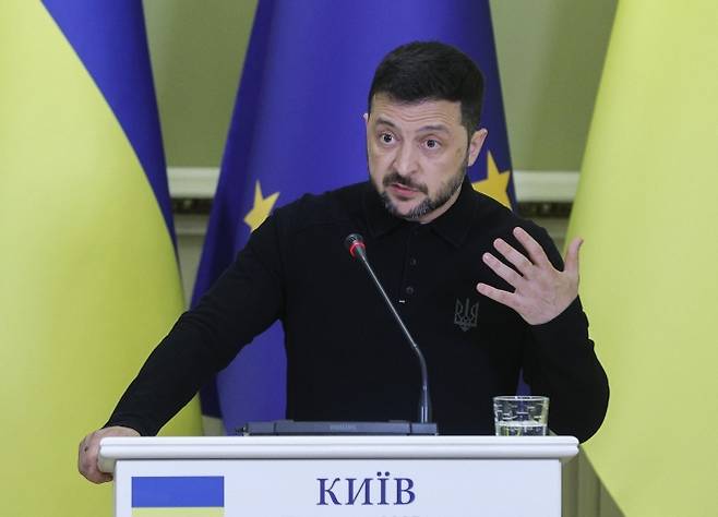 볼로디미르 젤렌스키 우크라이나 대통령이 17일 키이우에서 열린 기자회견에서 로베르타 메촐라 유럽의회 의장과 회담 후 공동 회견을 하고 있다. EPA 연합뉴스