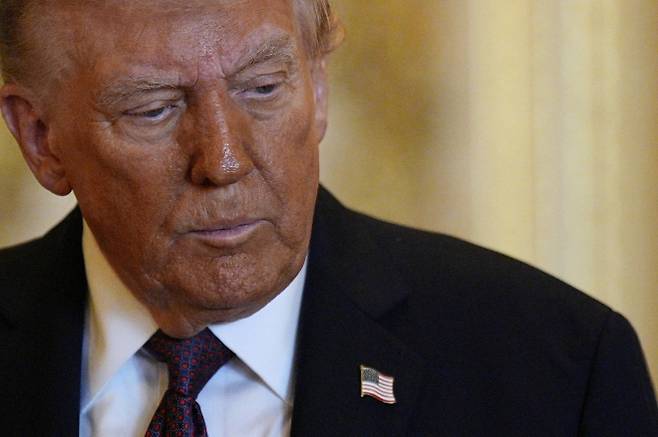 도널드 트럼프 미국 대통령이 2025년 9월 17일 영국 윈저성 그린 드로잉룸에서 열린 왕실 전시회를 둘러보고 있다. 이번 방문은 트럼프 대통령의 두 번째 영국 국빈 방문 일정의 첫날에 진행됐다. 로이터 연합뉴스