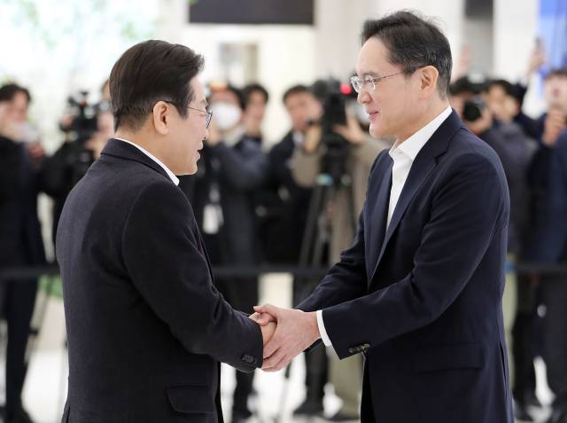 올해 3월 20일 오전 서울 강남구 삼성청년소프트웨어아카데미(SSAFY)에서 열린 청년 취업 지원을 위한 현장 간담회에 앞서 이재명 당시 더불어민주당 대표가 마중 나온 이재용 삼성전자 회장과 인사하고 있다. 연합뉴스