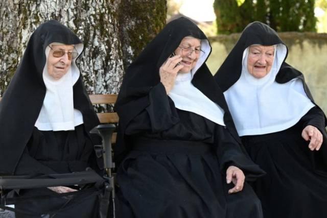 요양원 생활을 거부하고 잘츠부르크 인근 수도원 '골든슈타인 성'으로 돌아온 리타·레지나·베르나데트 수녀.로이터연합뉴스