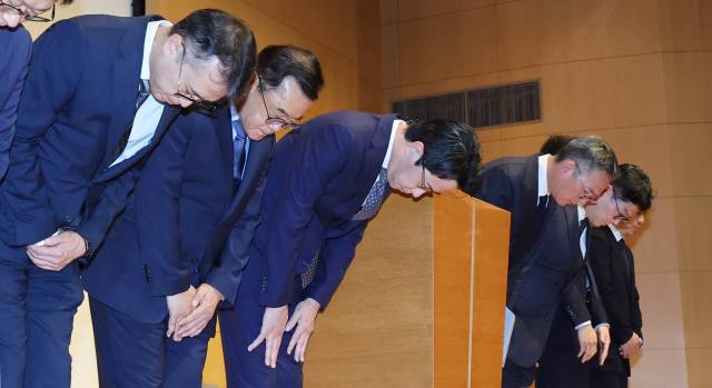 조좌진 롯데카드 대표이사(왼쪽 세 번째)가 18일 서울 중구 부영태평빌딩 컨벤션홀에서 열린 언론 브리핑에서 롯데카드 대규모 해킹 사고 관련 대국민 사과를 하고 있다. 뉴스1