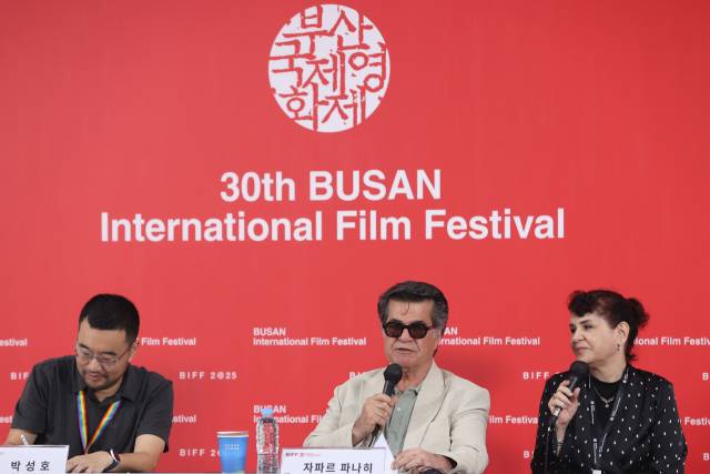 제30회 부산국제영화제에서 ‘올해의 아시아영화인상’을 수상한 자파르 파나히(가운데) 감독이 18일 부산 해운대구 영화의전당에서 기자회견을 하고 있다. 연합뉴스