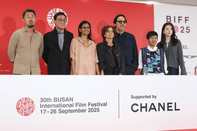 18일 부산 해운대구 영화의전당에서 열린 '제30회 부산국제영화제 경쟁 심사위원 기자회견'에서 심사위원들이 기념 촬영을 하고 있다. 나홍진(왼쪽부터) 감독, 배우 양가휘, 난디타 다스 감독, 마르지예 메쉬키니 감독, 코고나다 감독, 프로듀서 율리아 에비나 바하라, 배우 한효주. 연합뉴스
