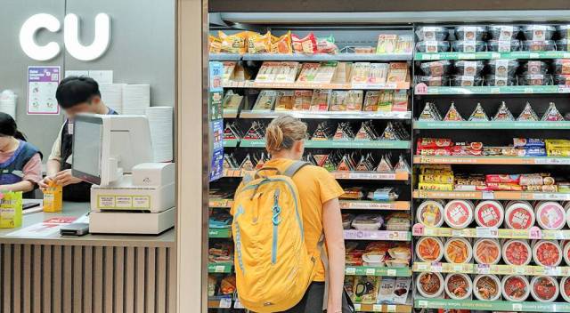 CU 명동역점에서 한 외국인이 제품을 둘러보고 있다. 사진 제공=BGF리테일