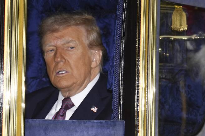 도널드 트럼프 대통령이 17일(현지 시각) 영국 윈저성으로 향하는 마차 행렬에 함께하고 있다. ⓒAP=연합뉴스