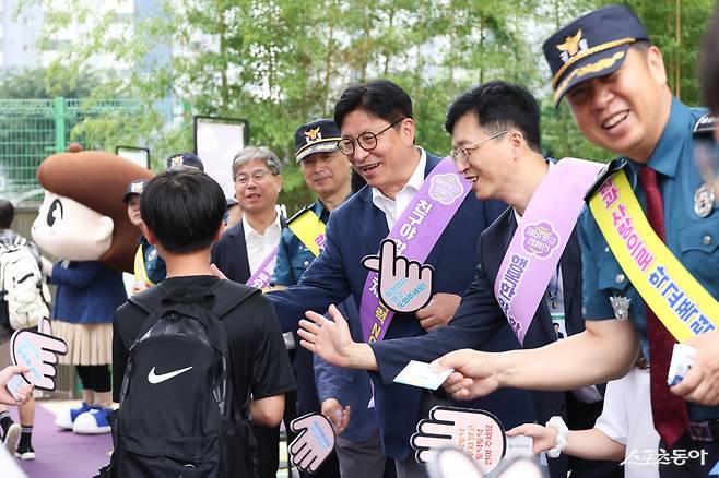 인천광역시교육청(교육감 도성훈)은 지난 17일 인천연성초등학교에서 학생, 교직원, 학부모, 연수경찰서, 교육청 관계자 등 교육공동체가 함께하는 학교폭력 예방 ‘제비꽃길 캠페인’을 진행했다. 사진제공｜인천시교육청