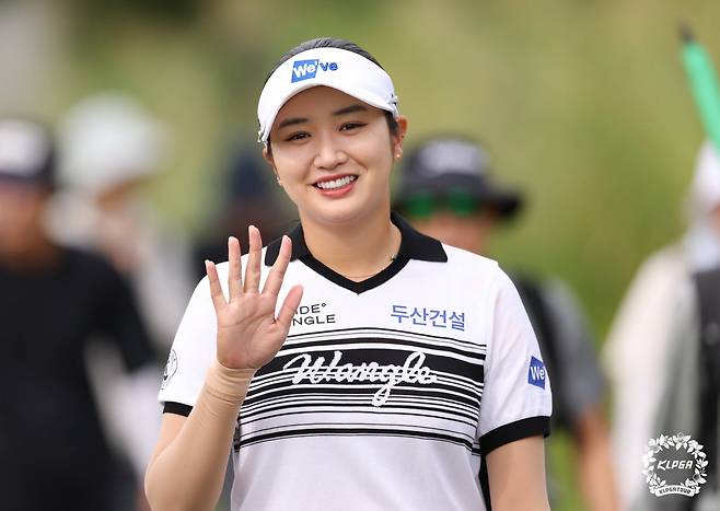 하나금융그룹 챔피언십 1라운드에서 환한 웃음을 짓고 있는 박혜준. 사진제공 | KLPGA