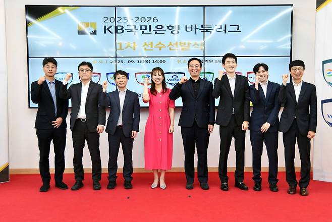 출전 8개 팀 감독 단체 기념사진.   한국기원 제공