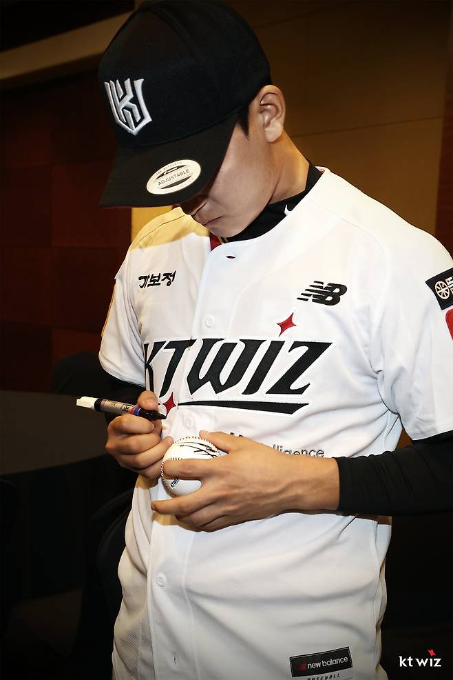 KT 선수단이 프로 선수로서 첫발을 내딛는 루키들을 응원했다. 그들은 선배들의 값진 선물에 환한 미소를 보였다. 사진제공｜KT 위즈