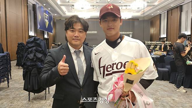 박석민 전 코치(왼쪽)가 17일 서울 롯데호텔 월드에서 열린 2026 KBO 신인 드래프트에서 전체 1순위 지명을 받은 아들 박준현과 함께 기념촬영하고 있다.