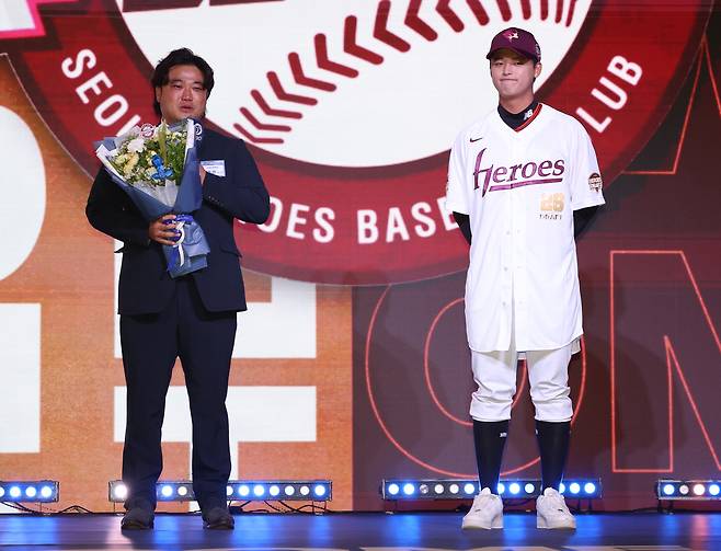 박석민 전 코치(왼쪽)가 17일 서울 롯데호텔 월드에서 열린 2026 KBO 신인 드래프트에서 전체 1순위 지명을 받은 아들 박준현과 함께 무대에 올라 눈물을 흘리며 소감을 밝히고 있다. 연합뉴스