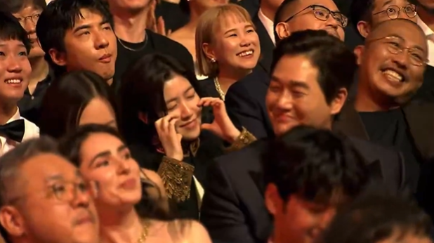 17일 부산 해운대 영화의 전당에서 열린 제30회 부산국제영화제 개막식에서 볼하트 포즈를 취하는 배우 심은경