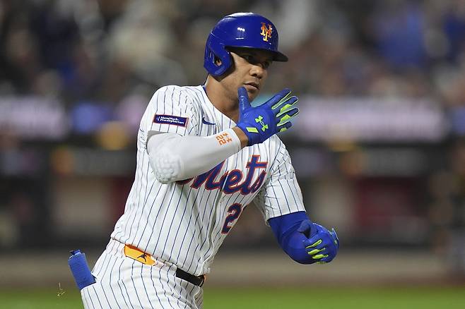 후안 소토가 18일 미국 뉴욕 시티필드에서 열린 샌디에이고 파드리스와 2025 메이저리그(MLB) 정규리그 홈경기에서 5회말 솔로홈런을 친 뒤 세리머니를 하고 있다.    뉴욕 | AP연합뉴스