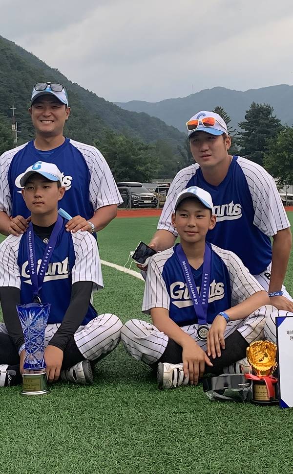 이민준과 최현우가 2020 제9회 인제군수배 전국유소년야구대회 준우승 후 기념촬영을 하고 있다 / 사진=대한유소년야구연맹 제공