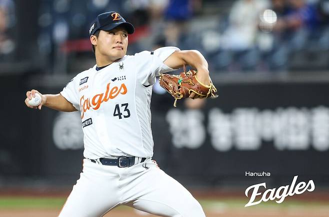 ▲ 시즌 막판 선발 기회를 얻으며 내년 구상이 흥미를 모으고 있는 정우주 ⓒ한화이글스