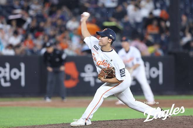 ▲ 정우주가 선발 경쟁에 합류할 경우 한화 마운드는 내년 로테이션 한 자리를 두고 피터지는 경쟁이 예상된다 ⓒ한화이글스