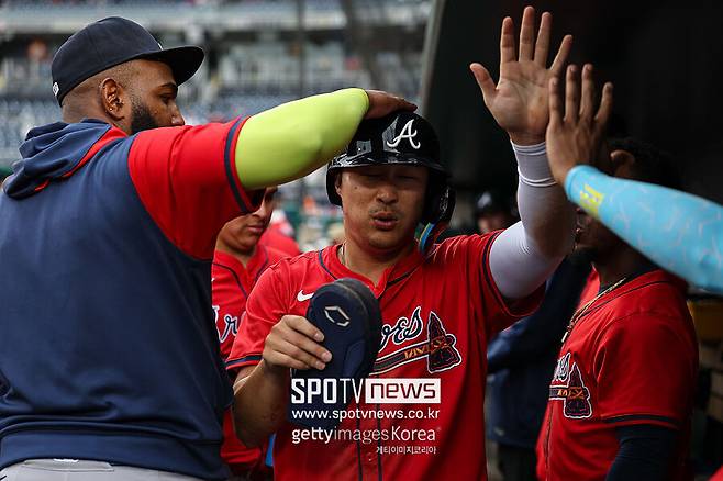 ▲ 득점하고 축하받는 애틀랜타 브레이브스 김하성.
