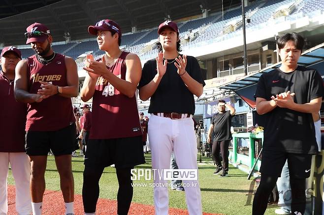 ▲ 오른쪽에서 두 번째에 선 키움 히어로즈 안우진이 18일 서울 잠실야구장에서 선수단에 합류해 미팅에 참여하고 있다. ⓒ키움 히어로즈