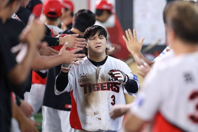 ▲ 경기 내내 좋은 활약을 하고도 8회 수비 실책 하나가 치명적인 독으로 돌아온 김선빈 ⓒKIA타이거즈