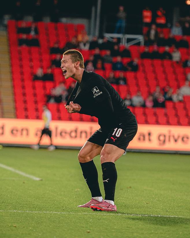 FC 미트윌란 조규성이 18일(한국시간) 덴마크 올보르의 올보르 포틀랜드 파크에서 열린 2025~2026 덴마크컵 3라운드 AaB전에 교체 출전해 후반 34분 골을 터뜨린 뒤 포효하고 있다. 무릎 수술 합병증으로 오래 재활했던 조규성이 무려 493일 만에 터뜨린 골이다. /사진=미트윌란 SNS 캡처