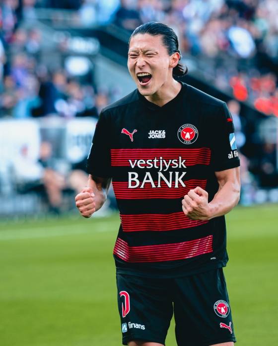 지난해 5월 13일 2023~2024 덴마크 수페르리가 챔피언십 라운드 오르후스전에서 골을 터뜨린 뒤 포효하고 있는 FC미트윌란 조규성. 이후 조규성은 무릎 수술 이후 합병증으로 인해 1년 3개월 간 재활에만 전념하다 지난달 복귀한 뒤 무려 493일 만에 골을 터뜨렸다. /사진=미트윌란 SNS 캡처