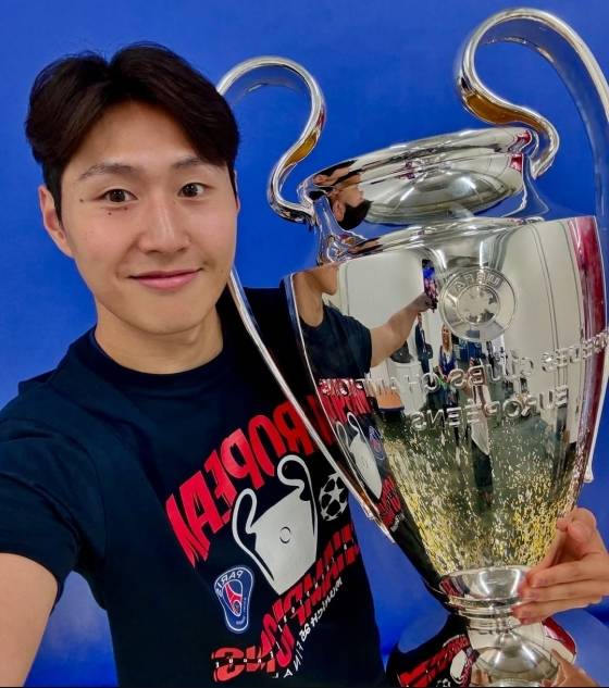이강인이 2024~2025시즌 유럽축구연맹(UEFA) 챔피언스리그(UCL) 우승 트로피를 왼손에 쥐고 있다. /사진=이강인 개인 사회관계망서비스(SNS) 갈무리