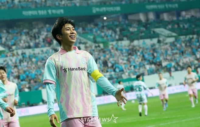 가수 임영웅이 지난해 10월 대전월드컵경기장에서 열린 '하나은행 자선축구대회 팀 히어로 VS 팀 기성용' 후반전 경기에서 어시스트를 한 뒤 기뻐하고 있다. /사진=김창현 기자