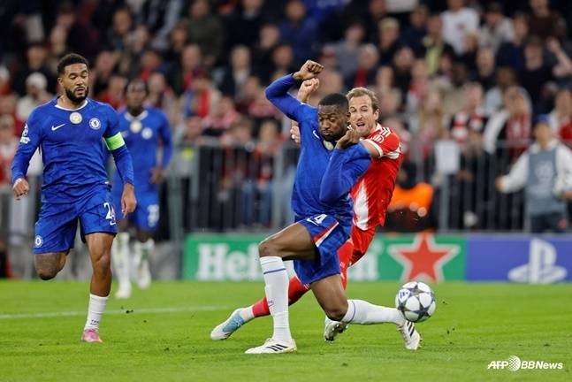 해리 케인(오른쪽)이 18일 오전 4시(한국시간) 독일 뮌헨 알리안츠 아레나에서 열린 2025~2026시즌 UEFA 챔피언스리그(UCL) 리그 페이즈 1라운드 도중 오른발 슈팅으로 뮌헨의 세 번째 득점을 완성하고 있다. /AFPBBNews=뉴스1