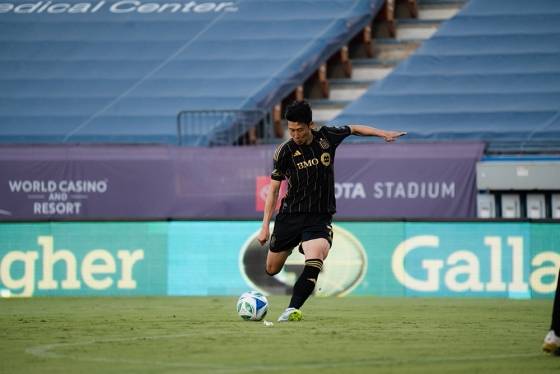 로스앤젤레스(LA)FC 손흥민이 미국 텍사스주 댈러스의 도요타 스타디움에서 열린 2025 미국 프로축구 메이저리그사커(MLS) FC댈러스 원정 경기에서 MLS 데뷔골이 된 프리킥을 차는 순간. /사진=LAFC 제공