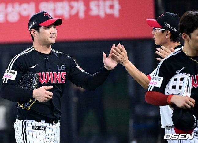 오지환(왼쪽)과 염경엽 감독.