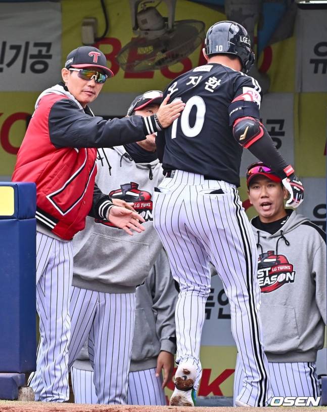 염경엽 감독(왼쪽)과 오지환(가운데).