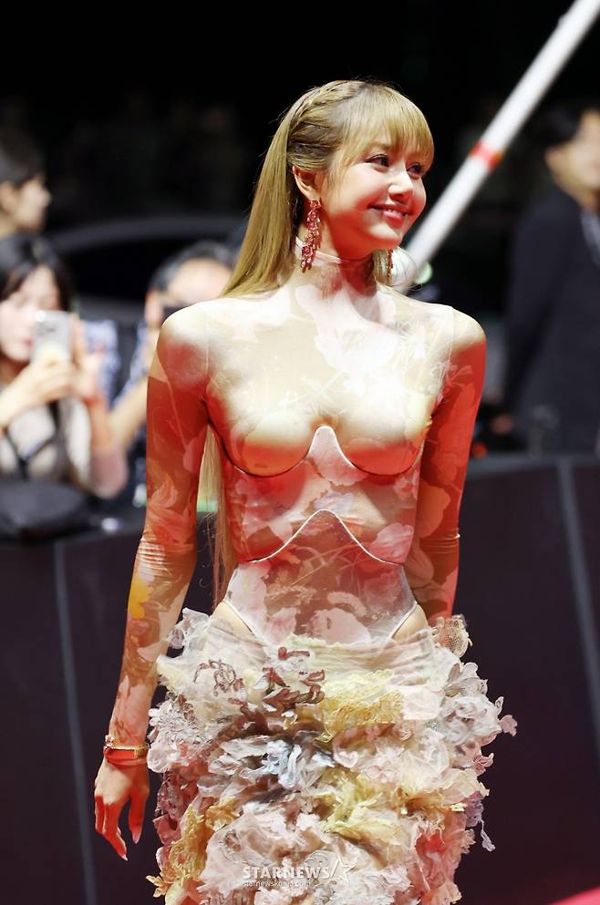 블랙핑크 리사가 17일 부산 해운대 영화의 전당에서 열리는 부산국제영화제 'BIFF2025' 개막식 레드카펫에서 파격적인 의상을 선보이며 포토타임을 갖고 있다.  2025.09.17. /사진=강영조 cameratalks@