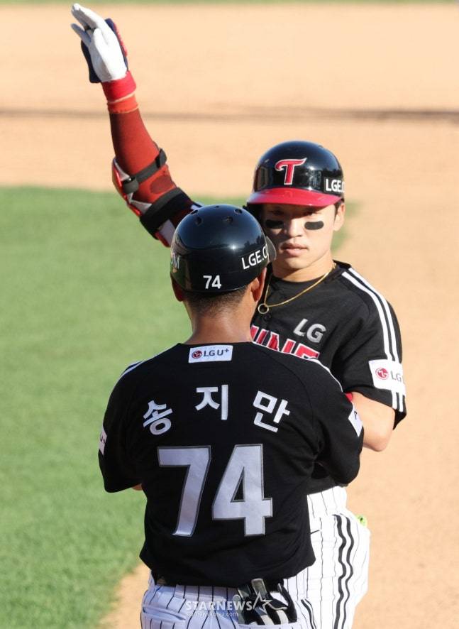 2025 신한 SOL Bank KBO리그 KT 위즈 대 LG 트윈스 경기가 18일 수원 KT위즈파크에서 더블헤더로 열렸다. LG 박해민이 DH 1차전 6호초 1사 2루에서 역전 1타점 적시타를 날리고 출루한 후 송지만 코치의 환영을 받고 있다. /사진=김진경 대기자