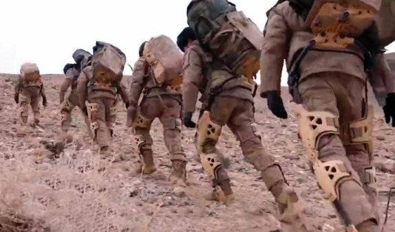 최근 중국군이 공개한 선전 영상에서 강화외골격 슈트를 착용한 군인들이 행군하고 있다.&nbsp;중국군 선전매체 캡처&nbsp;