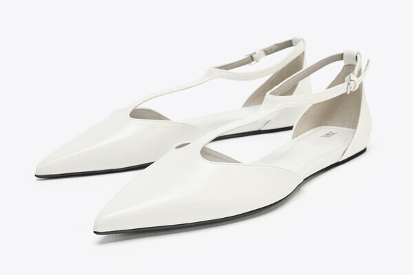 앵클 스트랩 포인트의 플랫 슈즈 5만9천9백원 자라