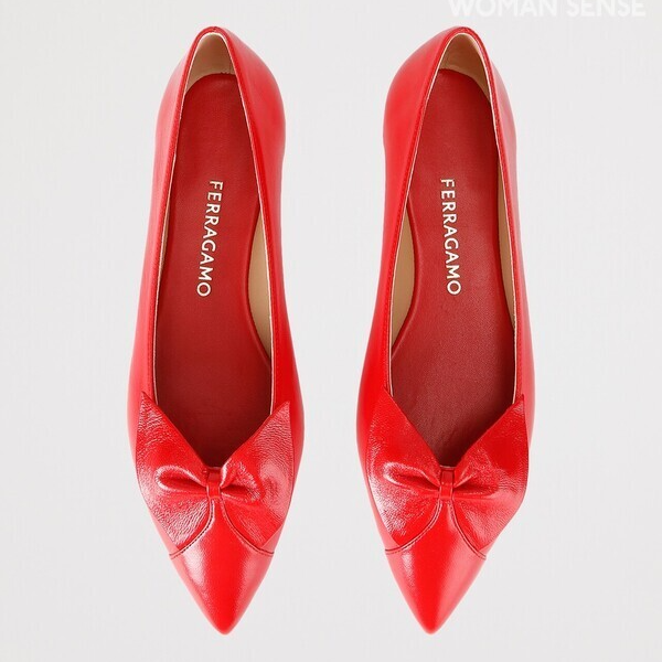 매력적인 리본 셰이프의 슈즈 1백19만원 페라가모
