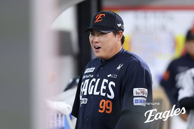 한화 이글스 류현진은 17일 광주-KIA챔피언스필드에서 열린 2025 신한 SOL Bank KBO리그 KIA 타이거즈와의 시즌 15차전에 선발 등판해 5이닝 7피안타(1피홈런) 1사사구 8탈삼진 2실점으로 시즌 9승을 달성, 개인 3연승을 질주했다. 한화 이글스