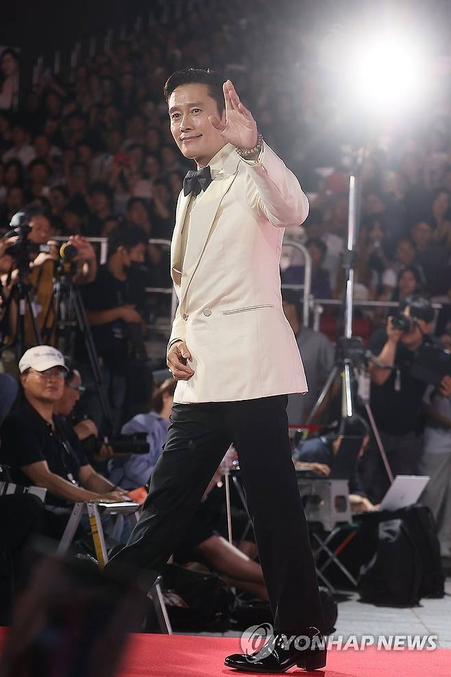 부산국제영화제 개막식 사회 맡은 이병헌 (부산=연합뉴스) 류효림 기자 = 배우 이병헌이 17일 부산 해운대구 우동 영화의전당에서 열린 제30회 부산국제영화제 레드카펫에서 포즈를 취하고 있다. 2025.9.17 ryousanta@yna.co.kr